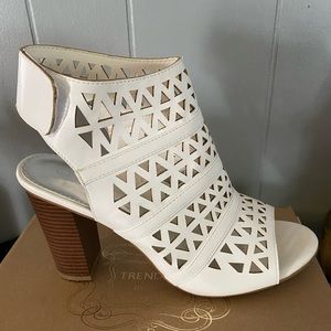 NATURE BREEZE PERFORATED BLOCK HEEL SANDAL SIZE 10. WHITE COMFORTRTABLE BNIB